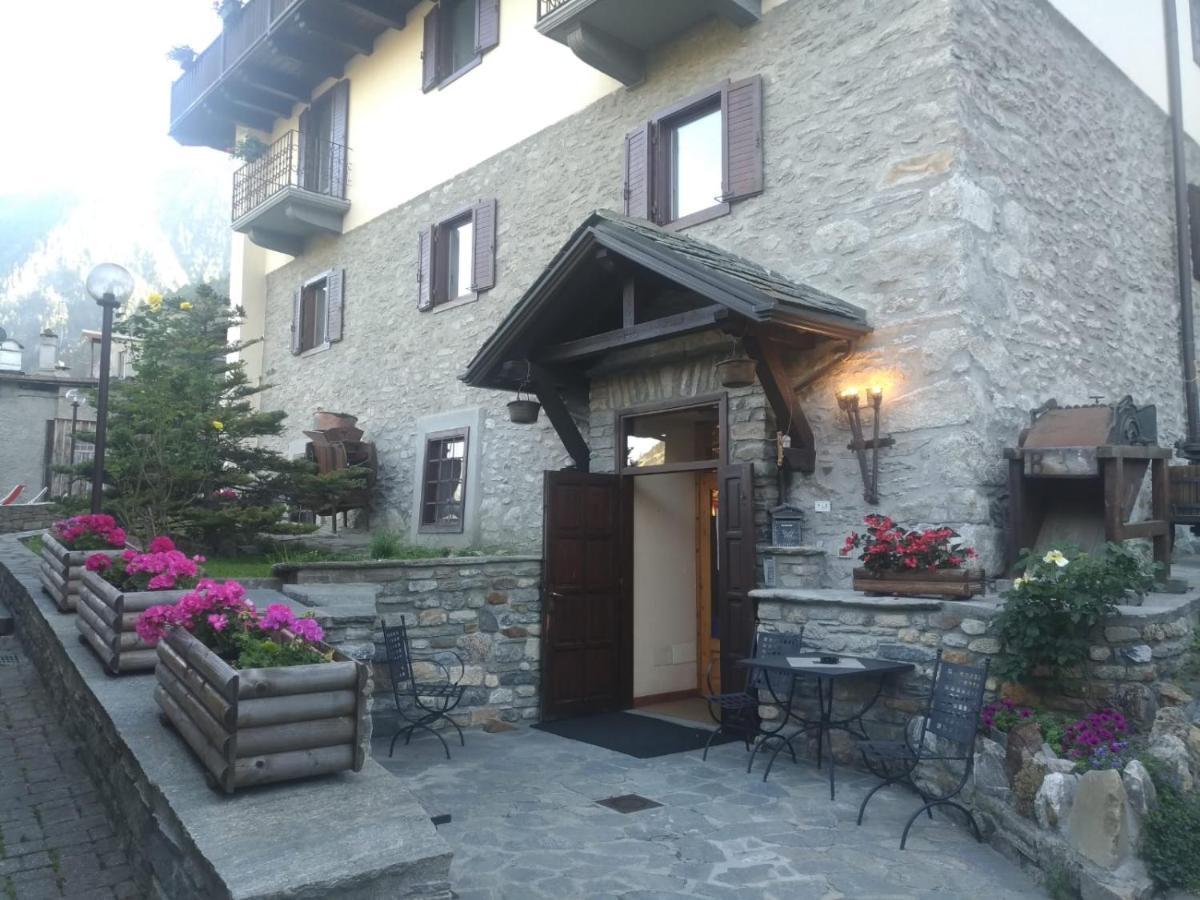 Hotel Ottoz Meuble Courmayeur Exterior photo