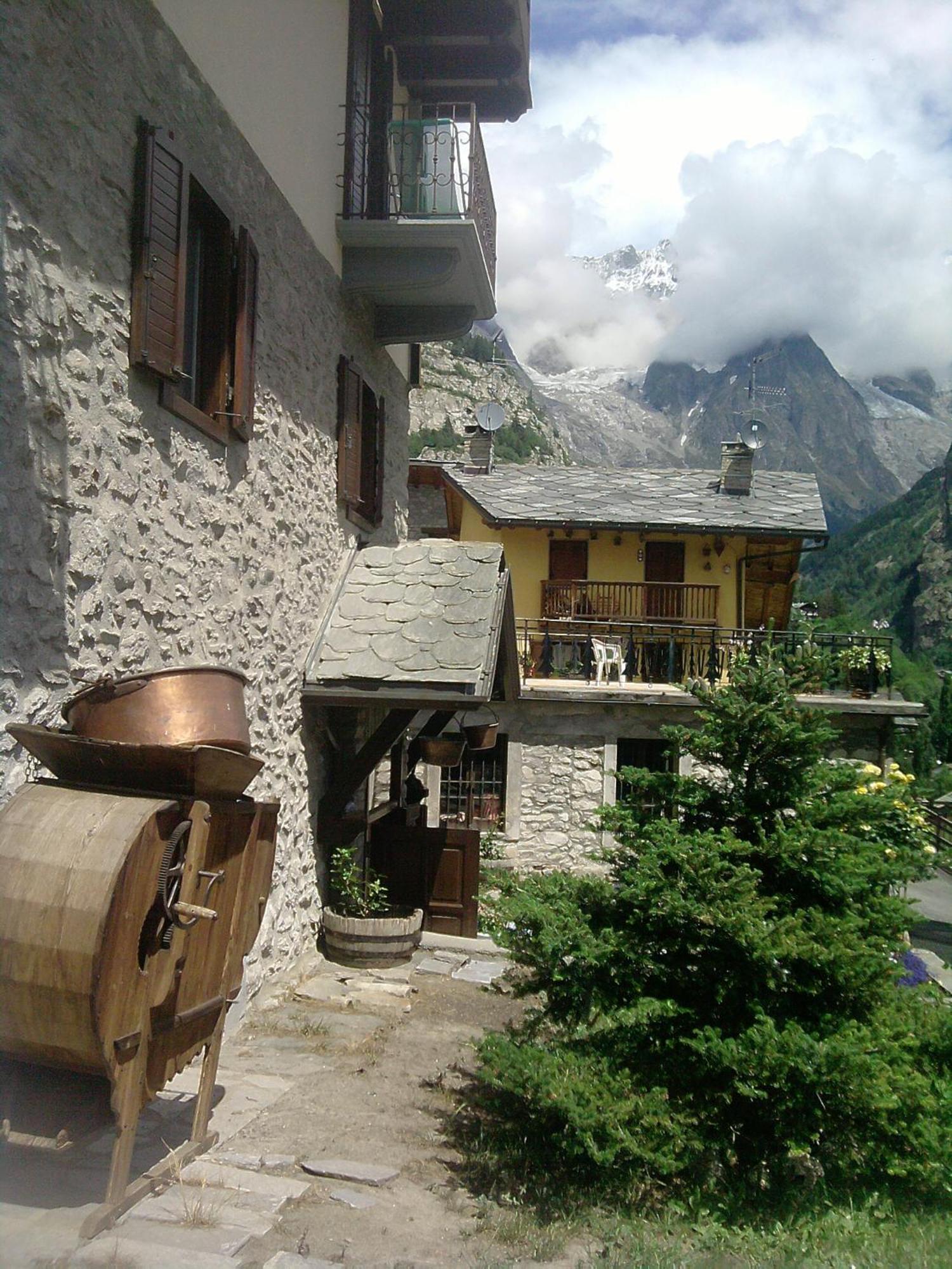 Hotel Ottoz Meuble Courmayeur Exterior photo