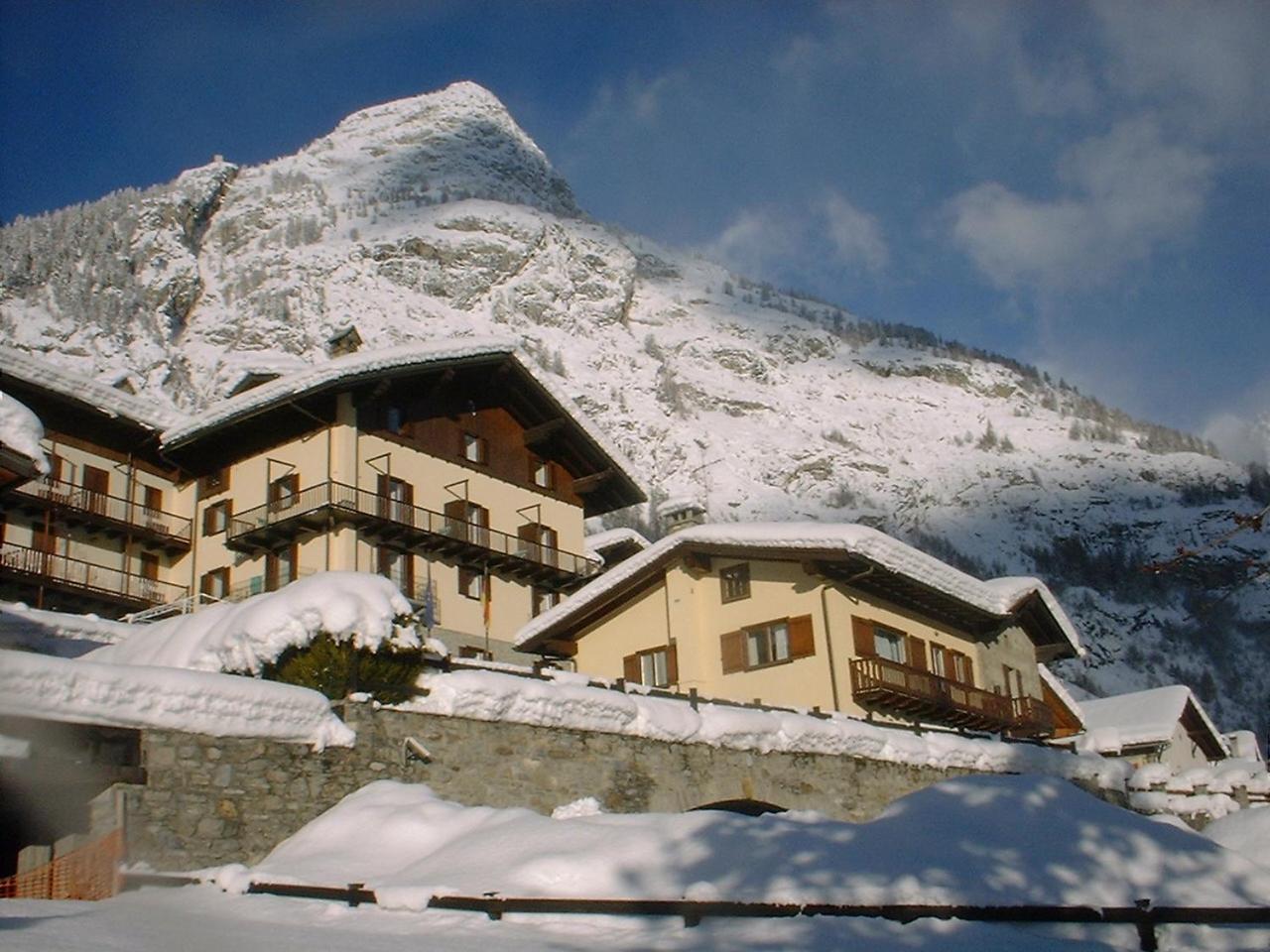 Hotel Ottoz Meuble Courmayeur Exterior photo