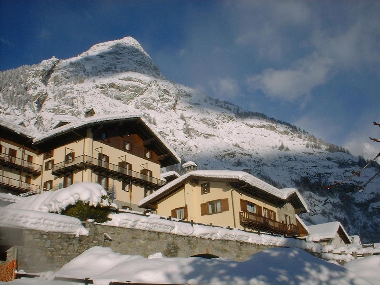 Hotel Ottoz Meuble Courmayeur Exterior photo